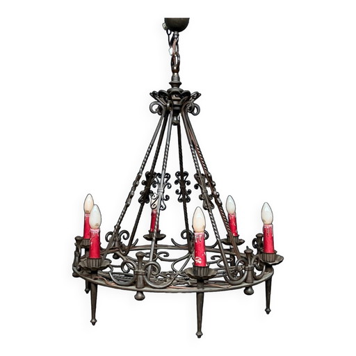 Lampadario in ferro battuto in stile gotico. – kroonluchters, Metal