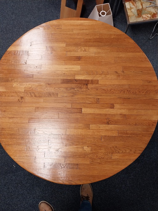 1 großer Eichen-Couchtisch im Stil von Charlotte Perriand (1970er Jahre), 115 cm Durchmesser