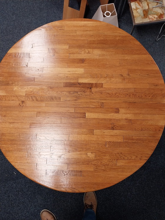 Image 1 of 1 großer Eichen-Couchtisch im Stil von Charlotte Perriand (1970er Jahre), 115 cm Durchmesser