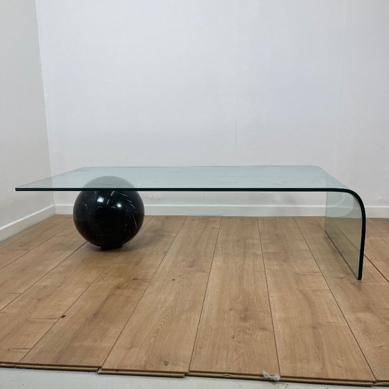 Image 1 of Mesa de centro de cristal curvado y esfera de mármol negro, Giorgio Cattelan para Cattelan, 1980