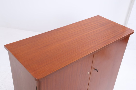 Image 1 of Armoire vintage intemporelle années 60 | Mid Century Armoire à linge tiroirs Armoire à casiers bois Rangement rétro #04-16