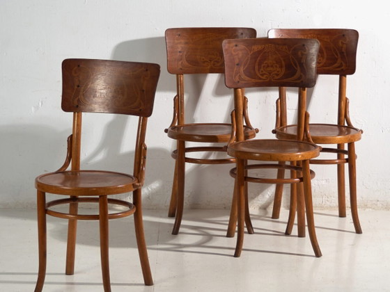 Ensemble ancien de 4 chaises de café viennoises en bois courbé avec dossier décoratif – Europe Centrale, c. (photo 2 of 40)
