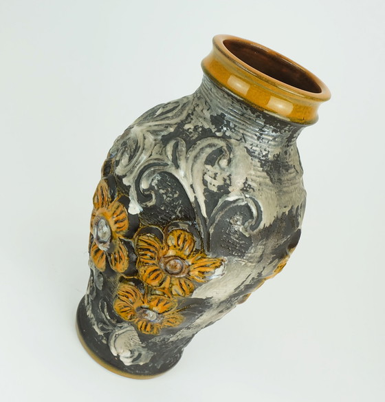 Image 1 of Vaso di metà secolo Carstens modello 7161-30 con decoro floreale in rilievo, arancione, marrone e grigio argento