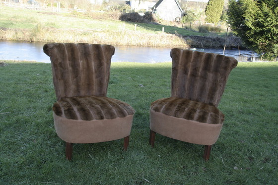 Image 1 of 2 identieke, antieke fauteuils met bekleed met bont en leer