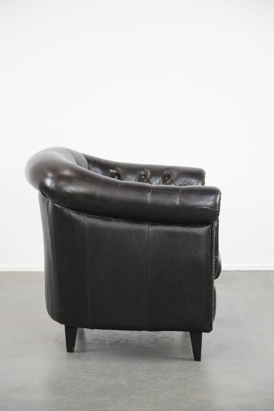 Image 1 of Fauteuil club Chesterfield luxueux en cuir de vachette foncé de style anglais