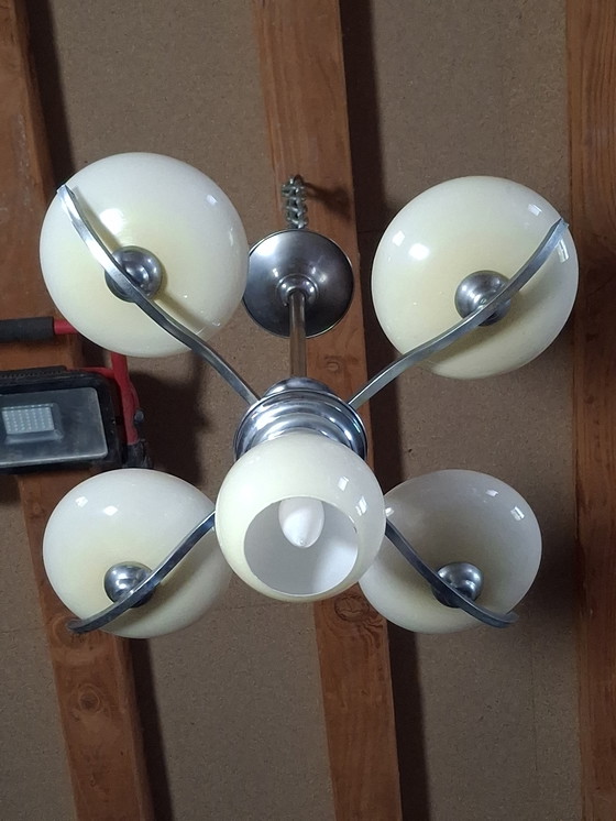 Image 1 of Lampadario in metallo cromato con 5 paralumi in opalino giallo pallido, anni '50