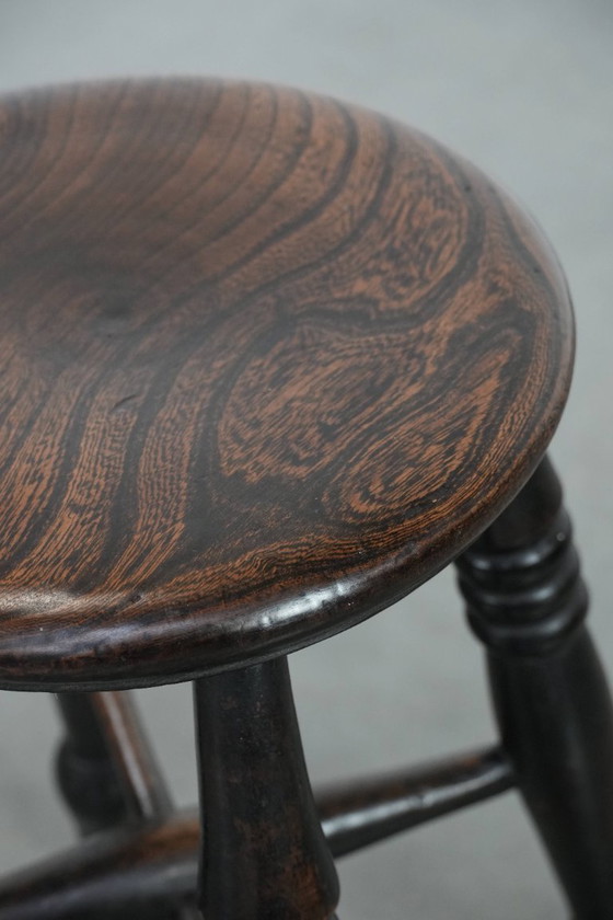 Image 1 of Engels antiek klassiek en tijdloos Windsor krukje uit de 18e eeuw