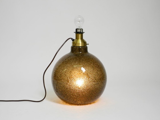 Image 1 of Grote, elegante, zeer zeldzame Putzler tafellamp uit 1970 met verlicht glazen lamphuis en kap van gouden dupionzijde