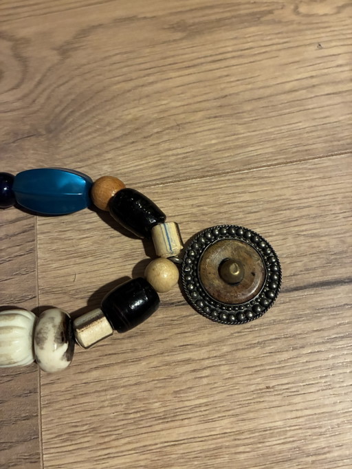 Neue Halskette aus alten Perlen und Ornamenten, 66 cm