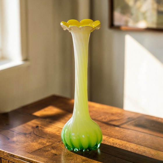 Image 1 of Vaso in vetro soffiato di Murano a forma di fiore giallo