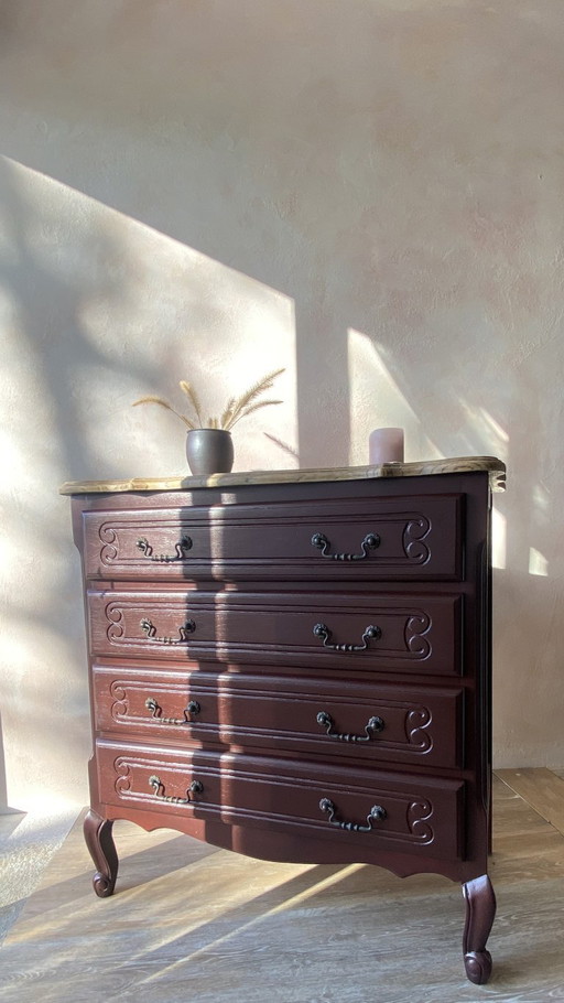 Gerestaureerde ladekast in Louis XV-stijl - met een blad van natuurlijk hout en een diepe beits.