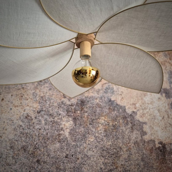 Image 1 of Suspension Fleur, Modèle Frida, 6 Pétales Structure Métal Doré et Lin (Teinte Personnalisable)