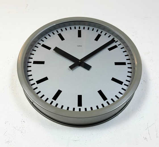 Image 1 of Grijze industriële stationswandklok van Nedklok, 1960