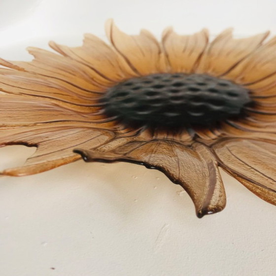 Image 1 of Plato con forma de girasol en vidrio moldeado y prensado, circa 1960.