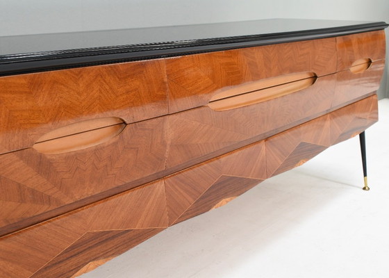 Image 1 of Credenza italiana attribuita a Vittorio Dassi in noce, vetro e ottone - anni '50