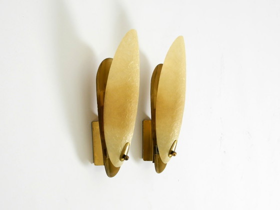 Image 1 of Una coppia di bellissime applique da parete in ottone in stile Mid-Century Modern con paralumi in fibra di vetro.