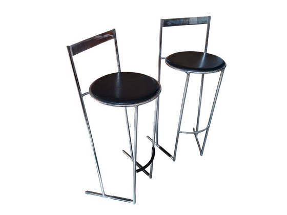 Image 1 of Een paar vintage krukjes uit de jaren 70 - minimalistisch design in chroom en leer.