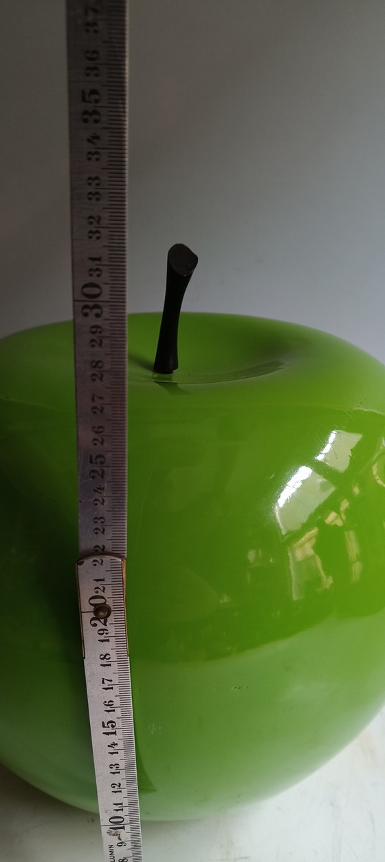 Image 1 of Dekorativer großer Apfel, eine Ode an Magritte