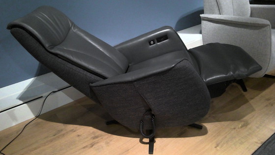 Image 1 of Lerira debout