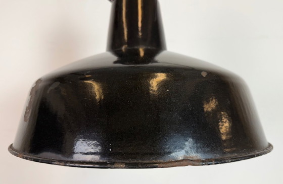 Image 1 of Industriële zwarte geëmailleerde fabriekslamp met gietijzeren bovenkant, jaren 50