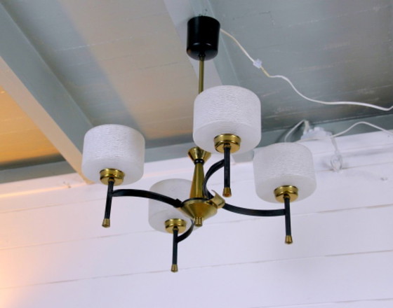 Image 1 of Maison Arlus, kroonluchter uit het midden van de vorige eeuw, messing en opaal, Frankrijk 1950