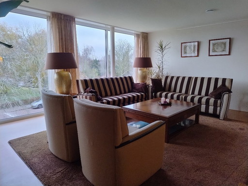 2 beige klassieke, tijdloze fauteuils