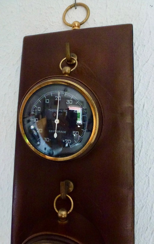 Station météorologique vintage avec horloges séparées.