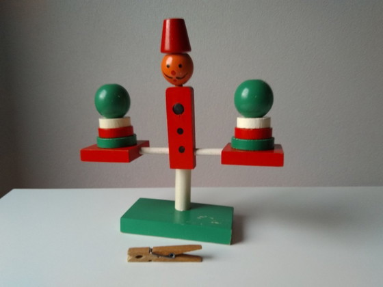 Image 1 of Juguete de madera antiguo, hombrecito en balanza.