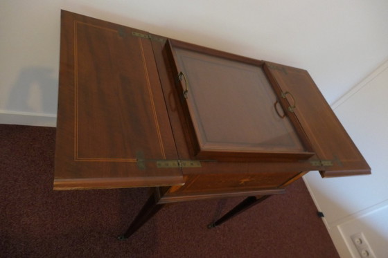 Image 1 of mesa de té de caoba