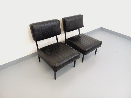 Image 1 of Set van 2 vintage modernistische loungestoelen in zwart kunstleer en metaal uit de jaren 60.