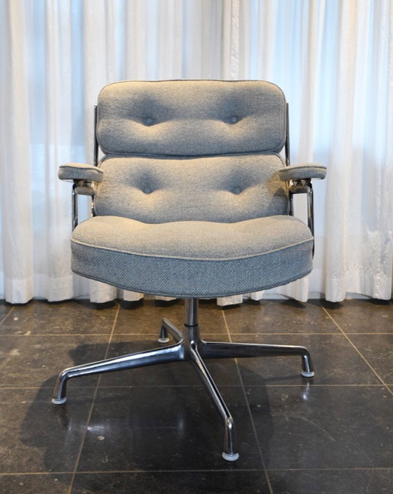 Image 1 of 4 Eamesstoelen model ES 108