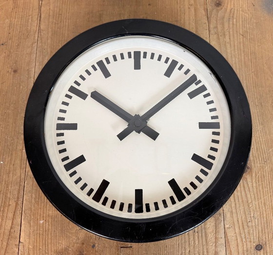 Image 1 of Horloge murale industrielle allemande noire, années 1950
