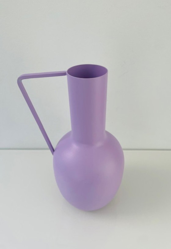 Image 1 of Pichet en métal lilas avec grande anse 30 cm