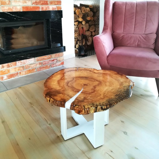 Image 1 of Colombie | Table basse artisanale en frêne avec résine époxy blanc perle