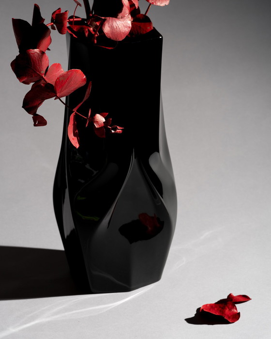 Image 1 of Vaso "Weave" di Zaha Hadid per Rosenthal
Porcellana nera lucida, Germania, XXI secolo