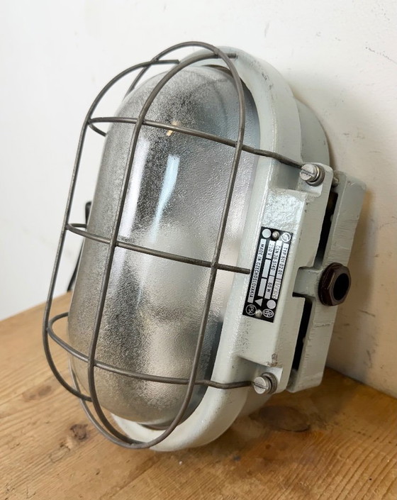 Image 1 of Applique murale industrielle en fonte d'aluminium avec verre dépoli d'Elektrosvit, années 1970