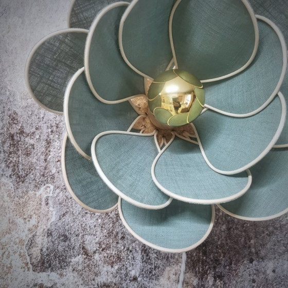 Image 1 of Applique murale fleur, modèle Nénuphar, 16 pétales en rotin et lin (teinte personnalisable)