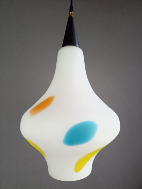 Image 1 of Grande lampada a sospensione Stilnovo a una luce in opalina e inclusioni colorate. Italia, anni '50