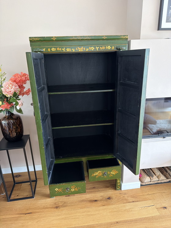 Image 1 of Chinese bruidskast groen met goudkleurige vlinders en bloemen