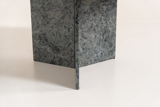 Striking dining table in solid Juparana Granite (Italy, 1970s). – Stone, Vintage (photo 10 of 15)