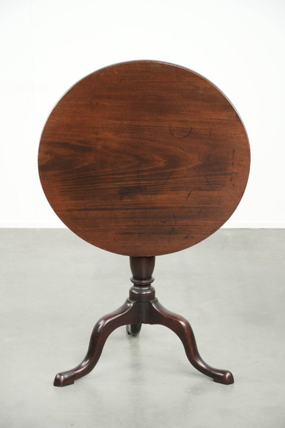Image 1 of Ronde antieke Engelse tilt top table/ bijzettafel uit begin 19e eeuw met een prachtig patina