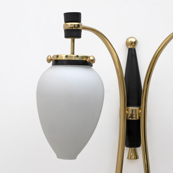 Image 1 of Stilnovo, coppia di scensori in ottone e vetro opalino della modernità italiana del Medioevo, anni '50