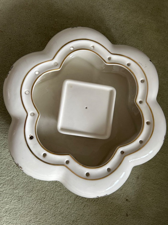 Image 1 of Ángel de porcelana sobre una esfera dorada