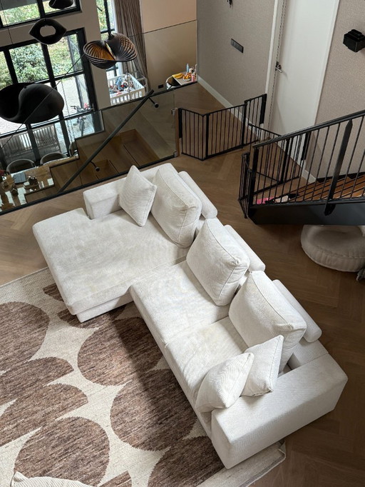 Sofá beige con sección de salón (Raw Interiors)