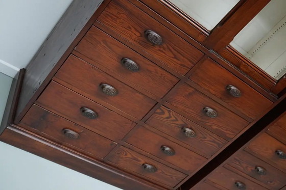 Image 1 of Grand meuble d'apothicaire/vitrine ancien belge en pin pitchpin, vers 1900