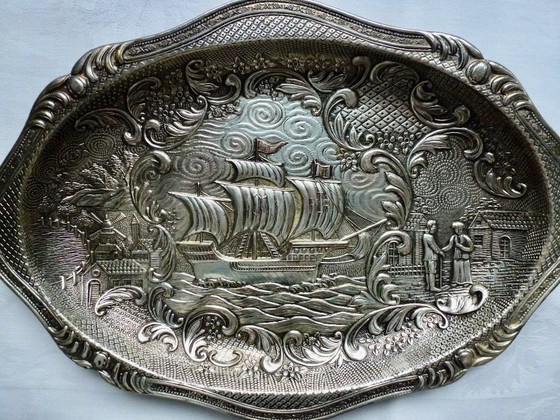 Image 1 of Decoratief verzilverde schaal met een gedetailleerde reliëfvoorstelling.