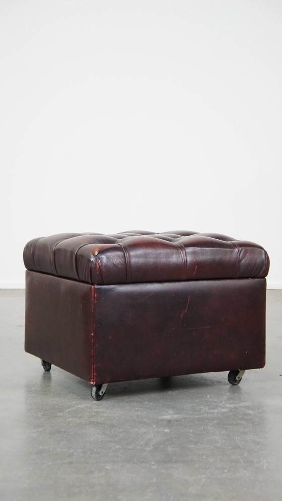 Image 1 of Rode Rundleren Chesterfield Hocker Op Wieltjes