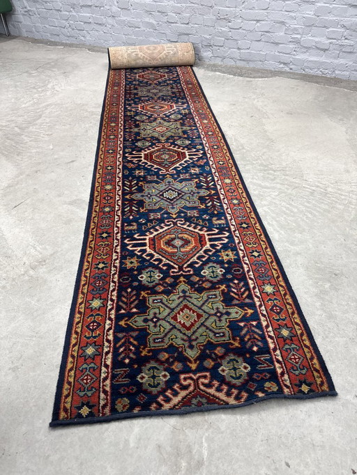 Tappeto lungo decorativo in stile Mid-Century, nei toni dell'indaco e della terra. 470 x 70 cm.