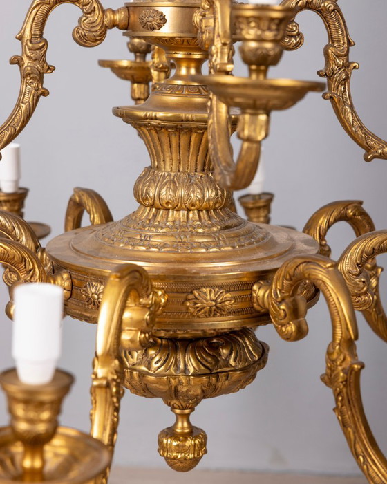 Lampadario classico a 12 luci in bronzo dorato della metà del XX secolo (photo 6 of 15)