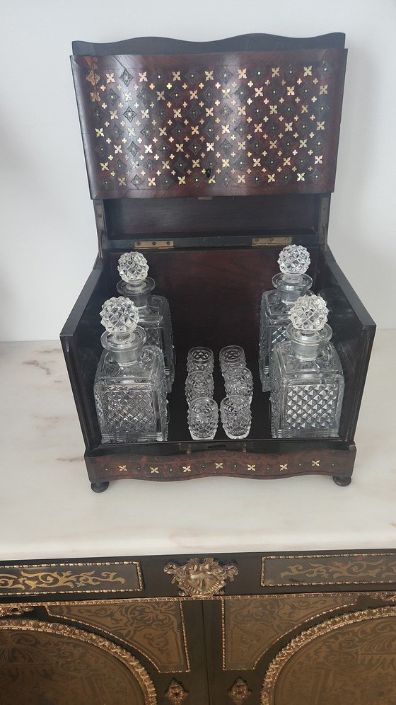Image 1 of Preciosa caja de licores estilo Napoleón III con incrustaciones de nácar y latón.